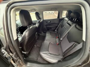 13 interior desde puerta trasera izquierda